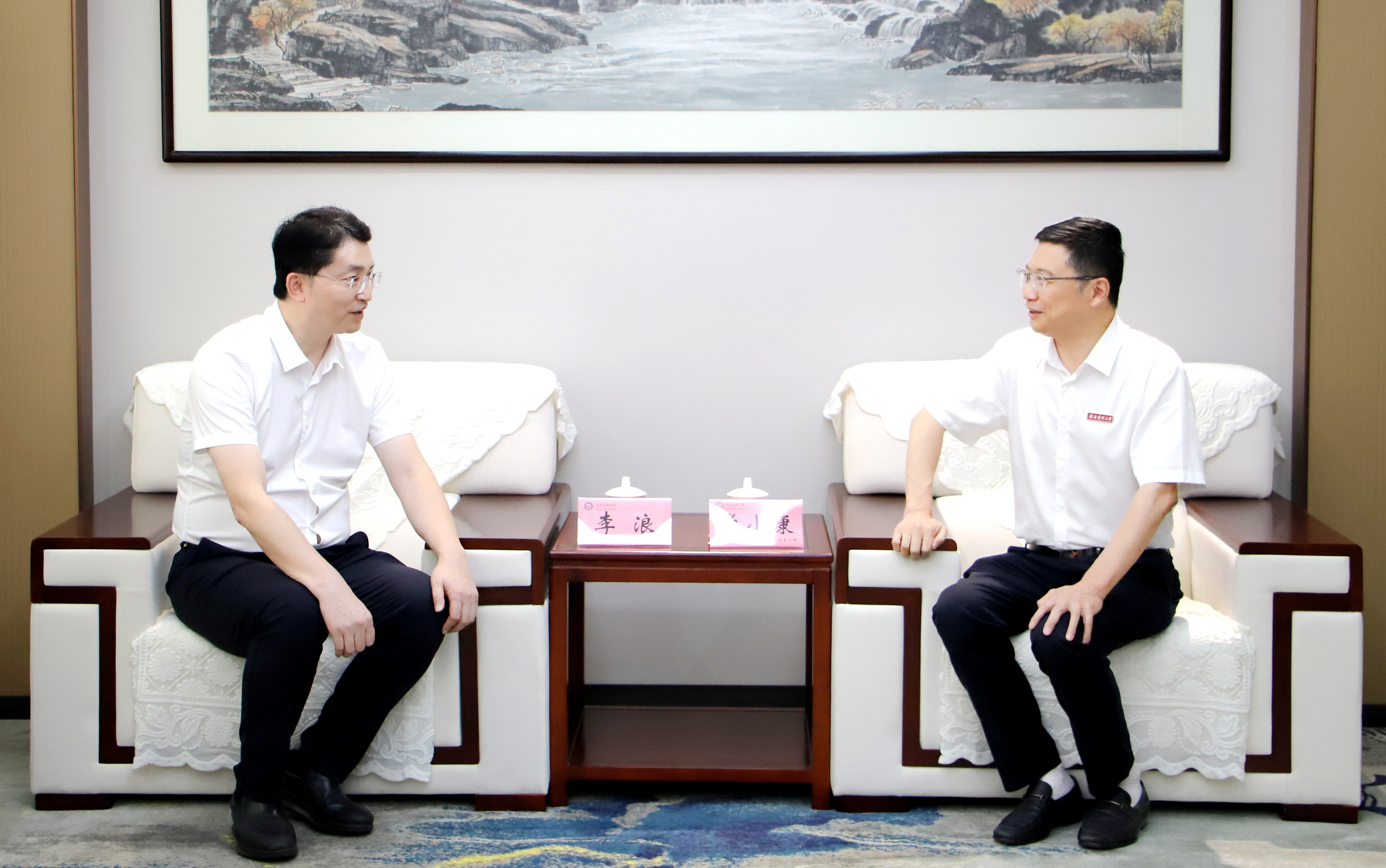 1李浪一行与赣南医科大学党委书记、校长张小康座谈交流.jpg